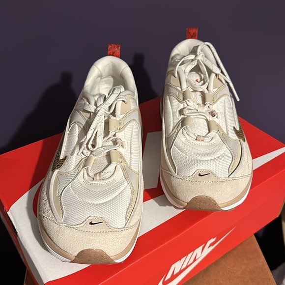 New! Nike Air Max Bliss SE Size 10 in Neutral with a touch of Red - Picture 2 of 5